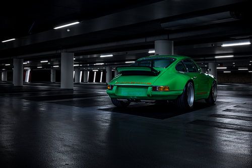 Porsche 911 en arrière-plan dans un parking