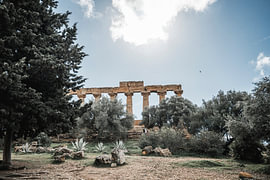 Griechische Tempelruine auf Sizilien inmitten von Olivenbäumen von Femke Ketelaar