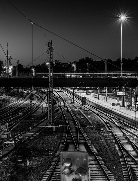 Des rails en noir et blanc par Anna Davis