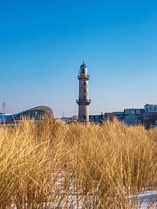 Vuurtoren aan de Oostzeekust in Warnemünde in de winter van Rico Ködder