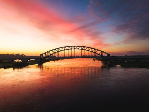 IJsselbrug in Zwolle tijdens zonsopkomst