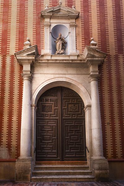 Die Hintertür der Iglesia de la Concepción in Málaga | Spanien | Reisefotografie von Laura Dijkslag