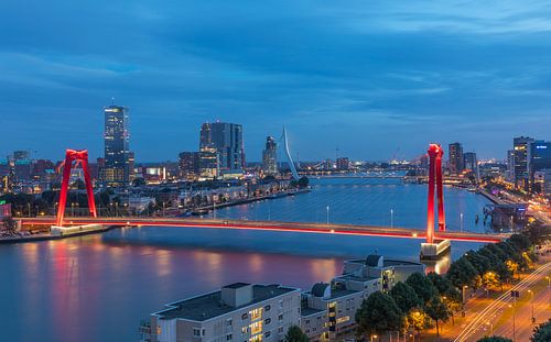De Willemsbrug in Rotterdam met nieuwe verlichting