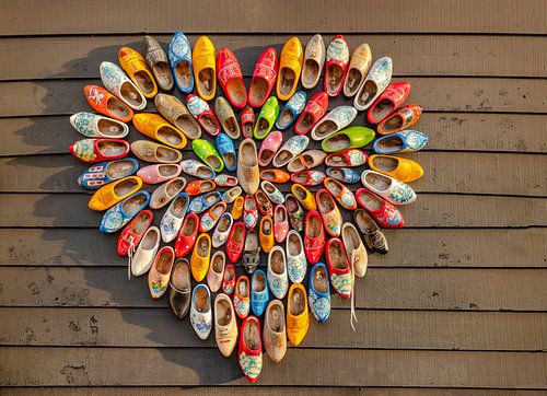 Het hartsymbool gemaakt van houten klompen, Zaandam, , Noord-Holland