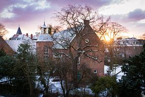 Lever de soleil sur un Haarlem couvert de neige sur Leon Weggelaar