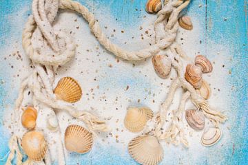 Schelpen en touw op oud hout in strand kleuren van Lisette Rijkers