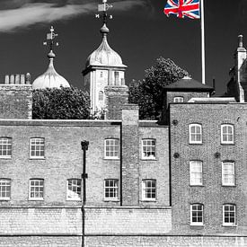 London Tower Hill in Rot und Blau, Schwarz und Weiß,  von Mark de Weger