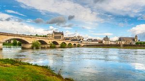 Das Dorf Amboise, die Brücke und die mittelalterliche Burg. Loiretal