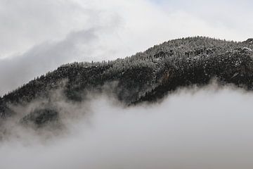 Verse sneeuw tussen de wolken van Eline Huizenga
