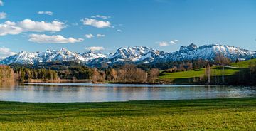 Allgäuer Seenblick auf die Alpen von Leo Schindzielorz