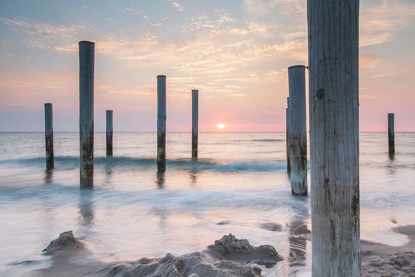 Zonsondergang tussen de palen van Yvonne van Leeuwen