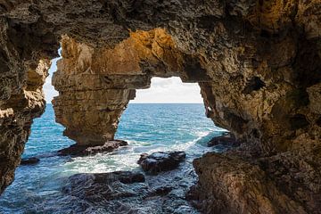 Felsen und Höhle am Mittelmeer, Cova dels Arcs