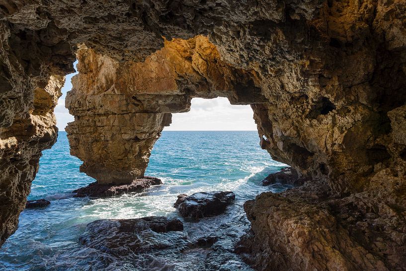 Rotsen en grotten aan de Middellandse Zee, Cova dels Arcs van Adriana Mueller