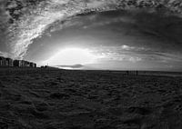 Herbst Sonnenuntergang am Strand in schwarz und weiß