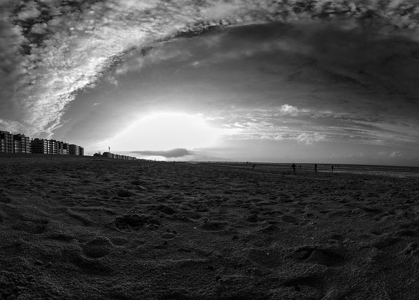 Herbst Sonnenuntergang am Strand in schwarz und weiß von Youri Mahieu