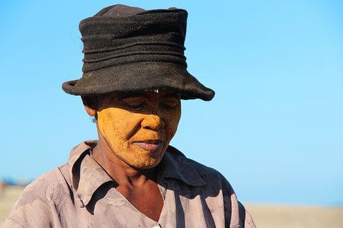 vrouw met geel poeder