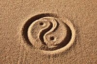 Yin und Yang im Sand