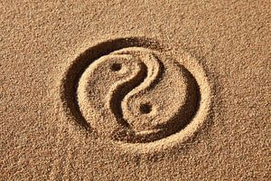 Le Yin et le Yang dans le sable sur Henny Hagenaars