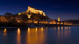 Burghausen in bayern zur blauen Stunde an der Salzach