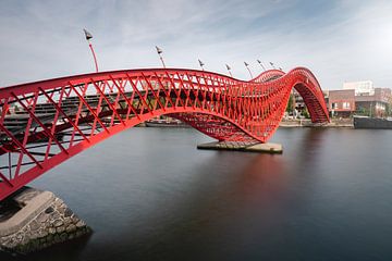 Rode Pythonbrug is een  vaste voetbrug in Amsterdam-Oost. van Jolanda Aalbers