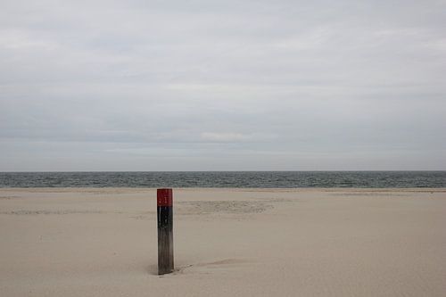 Rode strandpaal op Terschelling