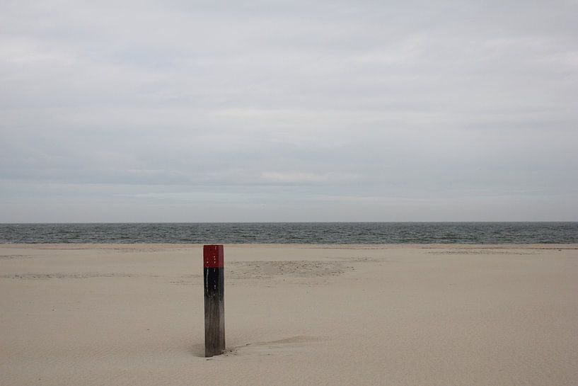 Rode strandpaal op Terschelling von Nynke van der Ploeg