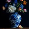 Vase en faïence de Delft avec un bouquet de tulipes sur Studio Ypie