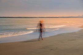 Frau am Strand von Truus Nijland