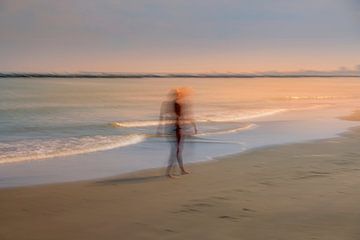 Vrouw op het strand van Truus Nijland