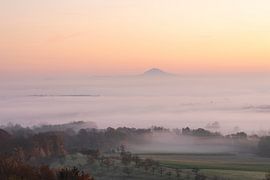 Le Hohenstaufen dans une mer de brouillard aux teintes délicates au lever du soleil. sur Jiri Viehmann