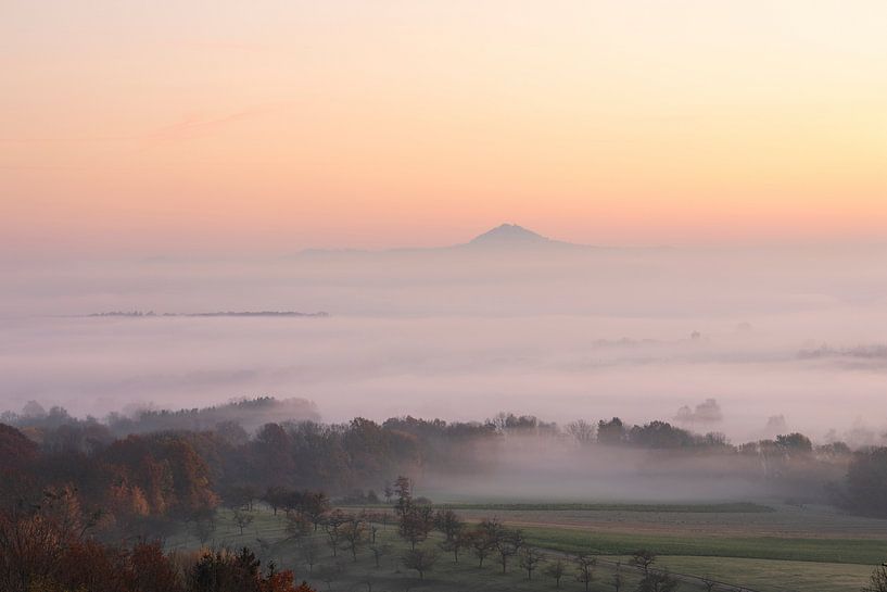 Le Hohenstaufen dans une mer de brouillard aux teintes délicates au lever du soleil. par Jiri Viehmann