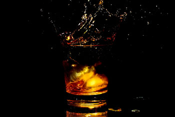 Eiswürfel in einem Glas Whisky