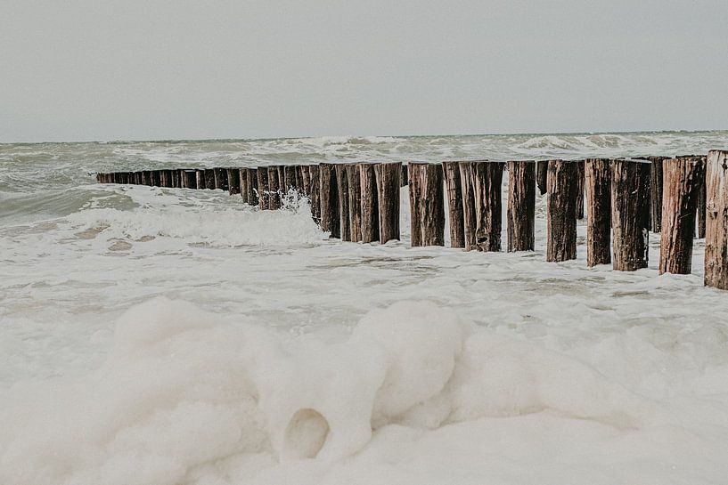 Foam at sea by Sanne van Pinxten