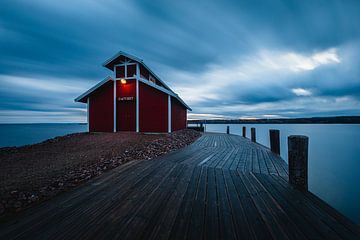 Lampje verlicht boothuis aan het Siljan meer (Zweden)