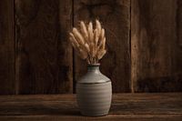 Vase mit Federn in Sepia