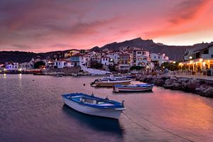 Kokkari Samos Griekenland bij zonsondergang van John Leeninga