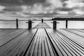 Gerüst in Schwarz und Weiß mit bedrohlichem Wolkenhimmel von Arjan van der Veer