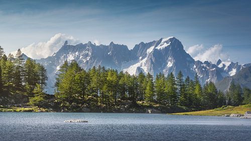 Het Arpy-meer en het Mont Blanc-massief. Valle d'Aosta