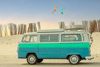 Oldtimer-Volkswagen-Bus an Zeelands Kitesurf-Spot in Brouwersdam