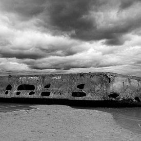 Mulberry harbour of Arromanches-les-Bains by Blond Beeld