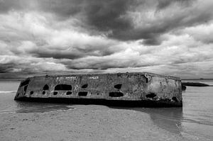 Mulberry harbour of Arromanches-les-Bains by Blond Beeld