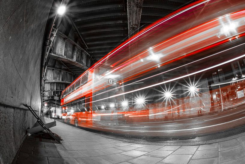 Londoner Bus unter Brücke von Folkert Smitstra