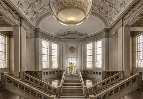 Gerichtsgebäude mit goldenen Engel auf Treppen von Marcel van Balken