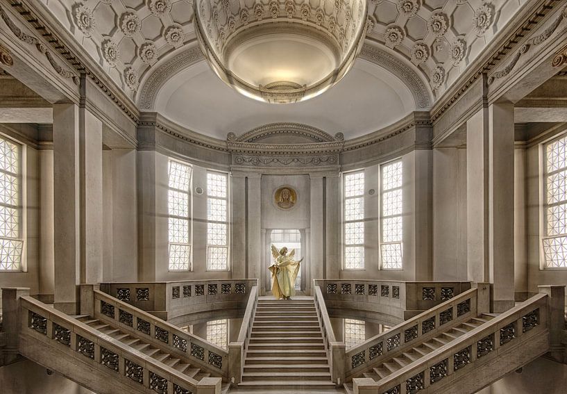 Gerichtsgebäude mit goldenen Engel auf Treppen von Marcel van Balken