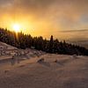 Paysage hivernal avec coucher de soleil sur la Wasserkuppe sur Holger W. Spieker