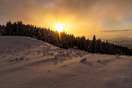 Paysage hivernal avec coucher de soleil sur la Wasserkuppe sur Holger W. Spieker