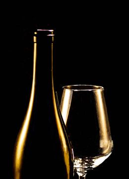 Wijnfles met glas van SO fotografie