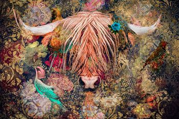 Schotse Hooglander in collage met gouden barok en vogels met een kroontje