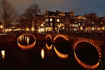 Amsterdam bij nacht van John Leeninga