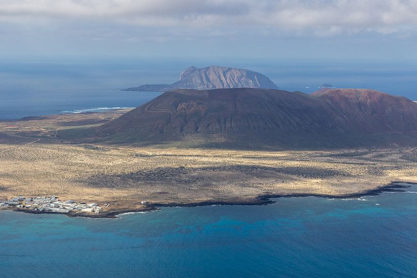 Panoramisch uitzicht op het eiland La Graciosa vanuit het gezichtspunt Mirador del Rio op het eiland van Reiner Conrad